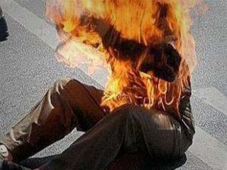 شهروند عرب ایرانی در مقابل شهرداری خرمشهر خودسوزی کرد