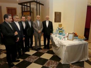 ظریف کنار هفت سین لوزان