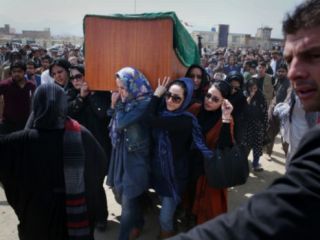 زنان کابل پیکر فرخنده را به خاک سپردند