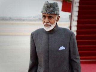 سلطان قابوس پس از هشت ماه معالجات درمانی به عمان بازگشت