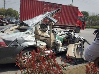 بهمن مرگبار شیشه در بزرگراه/ قربانیان تکه تکه شدند