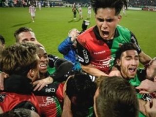 دور افتخار جهانبخش با پرچم ایران در جشن صعود به لیگ برتر هلند