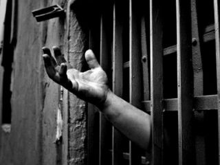 هجوم ماموران زندان اوین به بند زندانیان سیاسی