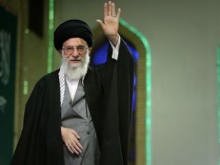 آیت الله خامنه ای :قبلاً می گفتیم سعودی ها در سیاست خارجی متانت و وقار نشان می دهند، اما الان چند جوان بی تجربه امور آن کشور را در دست گرفته و دارند جنبه توحش را غلبه می دهند