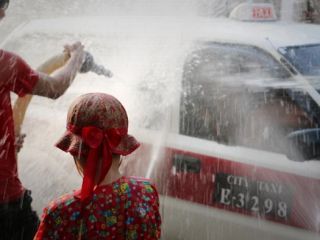 استقبال از سال نو بودایی با جشن آب.