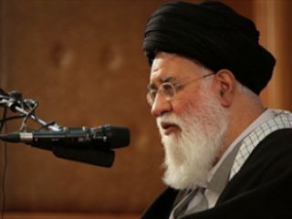 امام جمعه مشهد: در یکی از ادوار مذاکرات، جان کری به ظریف گفت «ای کاش ما نیز در آمریکا یک رهبر داشتیم»