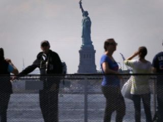 در پی پیداشدن 'یک بسته مشکوک'، مجمسه آزادی و جزیره آزادی تخلیه شد