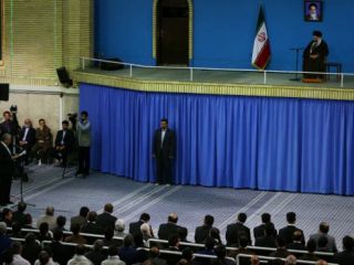 آیت‌الله خامنه‌ای: کلید حل مشکلات اقتصادی در لوزان و ژنو و نیویورک نیست