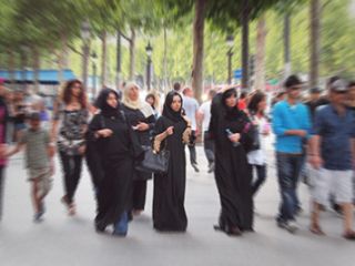 دانش‌آموز مسلمان به دلیل پوشیدن دامن بلند اجازه ورود به مدرسه را نیافت