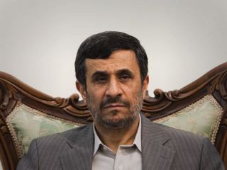 احمدی نژاد: سخنرانی آن مرد را دیدم، خنده ام گرفت و گفتم بیچاره ترمز بریده ای و گاز هم می دهی!