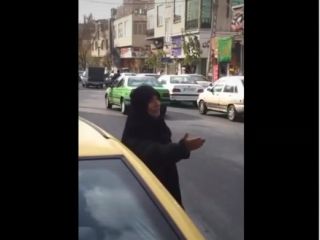 آواز خوانی یک خانم در خیابانی در تهران