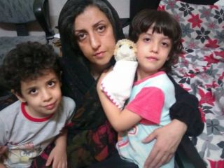 یک منبع آگاه: مقام قضایی برای حفظ سلامتی نرگس محمدی، قول داده است