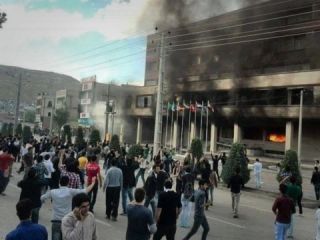 تجمع معترضان در مهاباد به خشونت کشیده شد