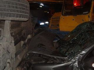 جرثقیل ۷ خودروی لوکس را در خیابان پاسداران له کرد/خودروها پشت چراغ قرمز بودند