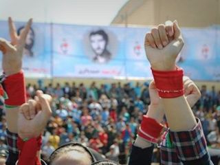 اعتراض گروهی از مردم تبریز به روحانی با نشان دادن 'کارت قرمز'