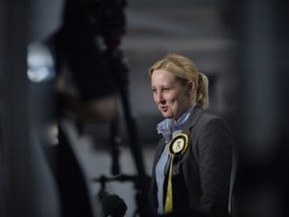 ادای سوگند نمایندگی عضو ۲۰ ساله پارلمان جدید بریتانیا