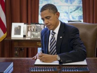 اوباما مصوبه لزوم بازبینی توافق اتمی ایران توسط کنگره را امضا کرد