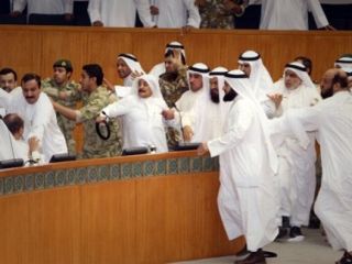 نماینده شیعه کویت به علت انتقاد از عربستان حسابی کتک خورد! - عکس و ویدیو