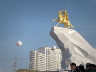 رونمایی از مجسمه رییس جمهوری ترکمنستان با روکش طلای ۲۴ عیار