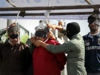 سه نفر در مشهد در انظار عمومی اعدام شدند