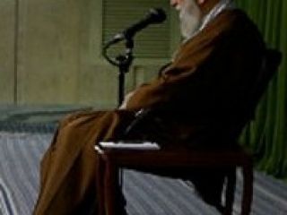 آیت الله خامنه ای خواستار 'تعامل' مجلس با دولت و پرهیز دولت از 'رفتار سلطنت مآبانه' شد