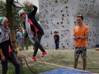 ورزش تازه در تهران؛ دختران و پسران معلق میان زمین و آسمان.