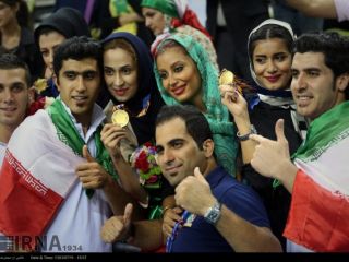 نامه سرگشاده “طلاب” به خامنه‌ای برای جلوگیری از ورود زنان به استادیوم