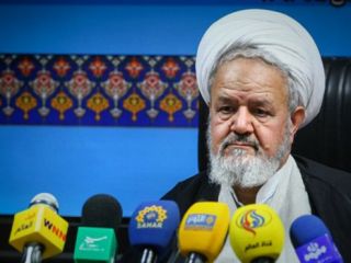 انتقاد نماینده رهبر ایران از سپاهیانی که در 'چارچوب قرارگاه مرکزی' نیستند