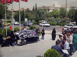 فارغ‌التحصیلان دندان‎پزشکی دانشگاه فیلیپین مقابل وزارت بهداشت تجمع کردند