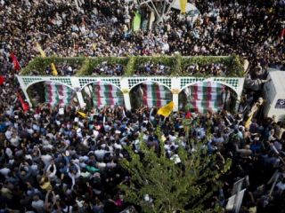 خانواده‌های کشته‌شدگان جنگ حاشیه‌های مراسم تشییع غواصان را محکوم کردند