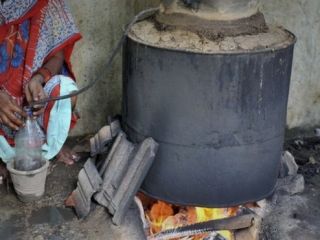 مصرف مشروب تقلبی درهند جان ۳۵ نفر را گرفت