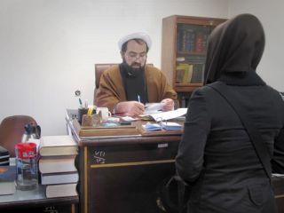 جدایی از چهارمین همسر /زن جوان در دادگاه خانواده: فرزندان همسرم ، زندگی ما را سیاه کرده‌اند