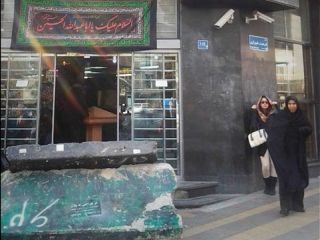 راهکار شهرداری برای گرفتن عوارض؛‌ نصب بلوکهای بتونی جلوی در ورودی