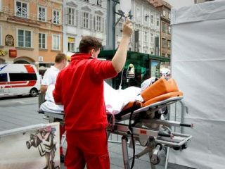 راننده‌ای در اتریش با خودرو به میان جمعیت رفت