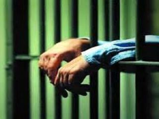 زن، قاتل شوهرش را در دادگاه به آغوش کشید