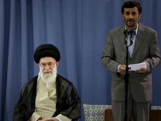 ظهور و سقوط احمدی‌نژاد، رئیس جمهور مطیع و محبوب خامنه‌ای.