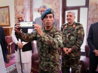 حکومت افغانستان به سرباز مدافع پارلمان یک خانه جایزه داد