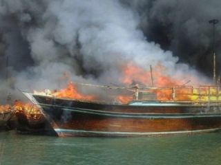 حریق در اسکله بندر دیر؛ ۱۶ شناور باری و صیادی در آتش سوختند + عکس