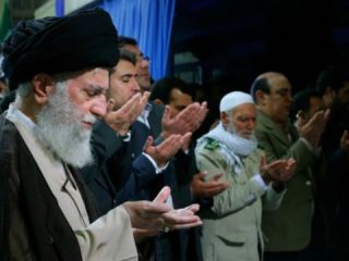 خامنه ای: کسانی که دشمنی آمریکا را با بزک می پوشانند خائنند