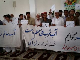 تجمع مردم چند روستای قصرقند به خاطر کمبود شدید آب شرب