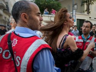 حمله پلیس استانبول به رژه همجنس‌گرایان