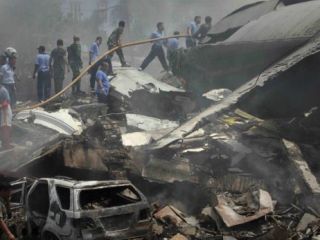 سقوط هواپیما بر روی یک منطقه مسکونی در اندونزی دست‌کم ۳۸ کشته برجای گذاشت