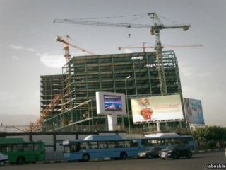 سقوط جرثقیل در پروژه غیرقانونی؛ ردپای سپاه در سازه «میدان سپاه»