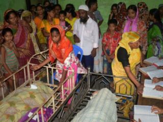 ازدحام جمعیت در جریان توزیع پوشاک مجانی در بنگلادش ده‌ها کشته بر جای گذاشت