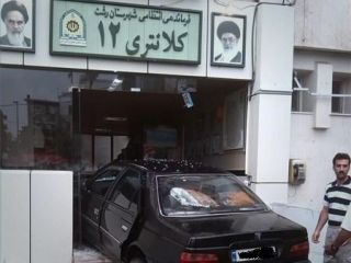 راننده با خودرو وارد کلانتری شد