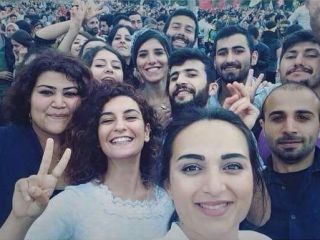 سلفی دختران و پسران جوان قبل از مرگ