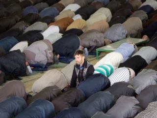 اعتراض در نماز جمعه به «پهن کردن فرش قرمز» برای وزیر خارجه فرانسه