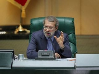 لاریجانی: برخی شمشیر از رو بسته اند؛ گفته‌اند سگ احمدی نژاد و مشایی شرف دارد به لاریجانی