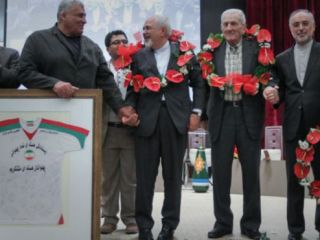 اهدای پیراهن 'پهلوان هسته‌ای' به ظریف