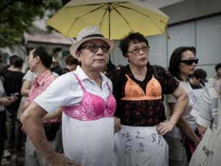 اعتراض در هنگ‌کنگ با پوشیدن سینه‌بند